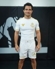 GOATNESS Pirámide Rashguard edición limitada blanca con detalles dorados