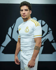 GOATNESS Pirámide Rashguard edición limitada blanca con detalles dorados