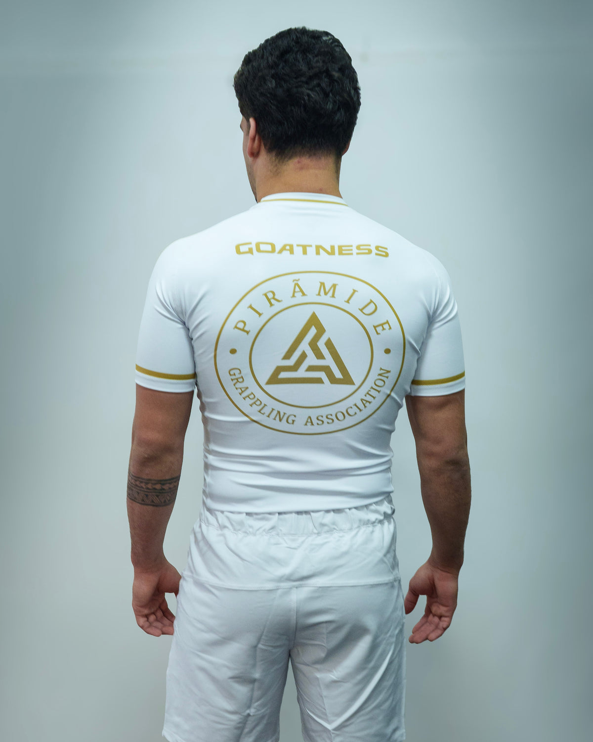GOATNESS Pirámide Short edición limitada blanco con logo dorado