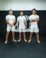 GOATNESS Pirámide Rashguard edición limitada blanca con detalles dorados