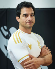GOATNESS Pirámide Rashguard edición limitada blanca con detalles dorados