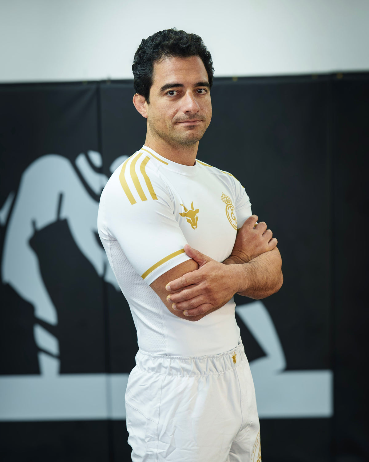 GOATNESS Pirámide Rashguard edición limitada blanca con detalles dorados